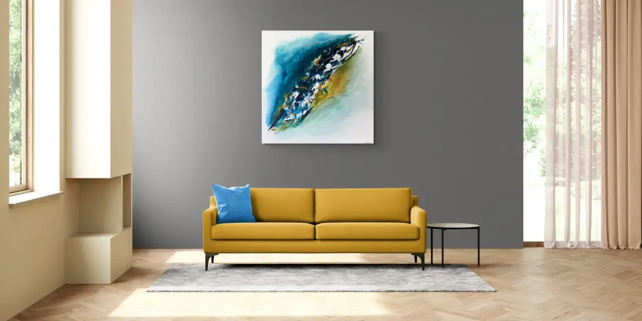 Un tableau grand format abstrait aux tons bleus et dorés domine un salon moderne. Un canapé jaune vif et un coussin bleu apportent une touche de couleur.