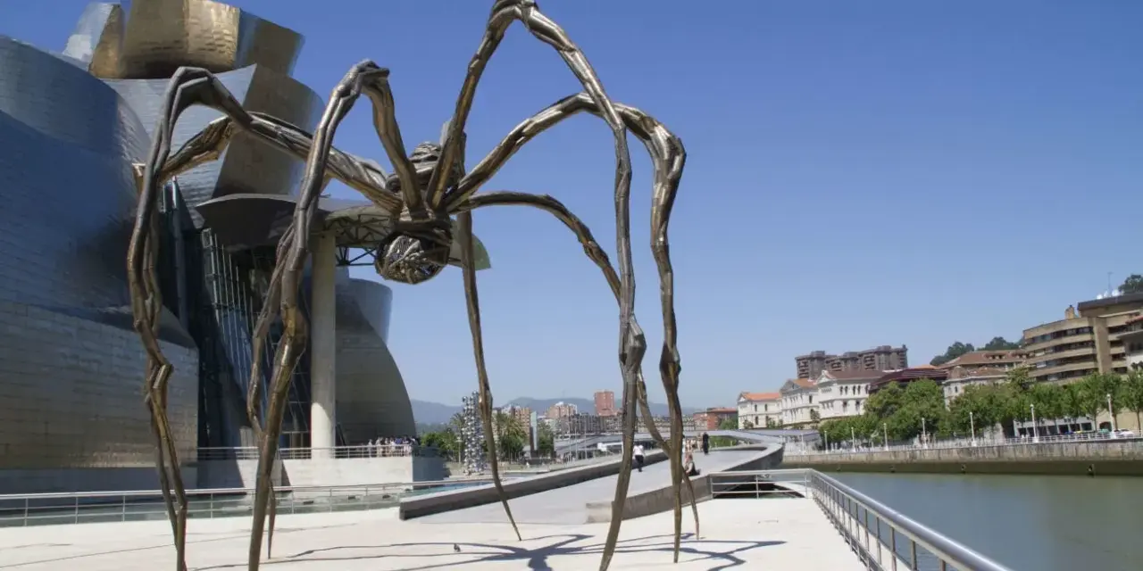 Une araignée monumentale, une des œuvres d'art de Louise Bourgeois, se dresse devant le musée Guggenheim de Bilbao.