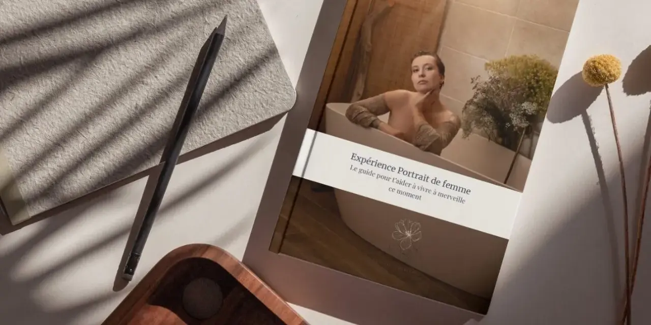 Un livre "Expérience Portrait de femme" est posé près d'un carnet et d'un crayon, suggérant comment dessiner un portrait à partir d'une photo pour capturer l'essence d'un moment.