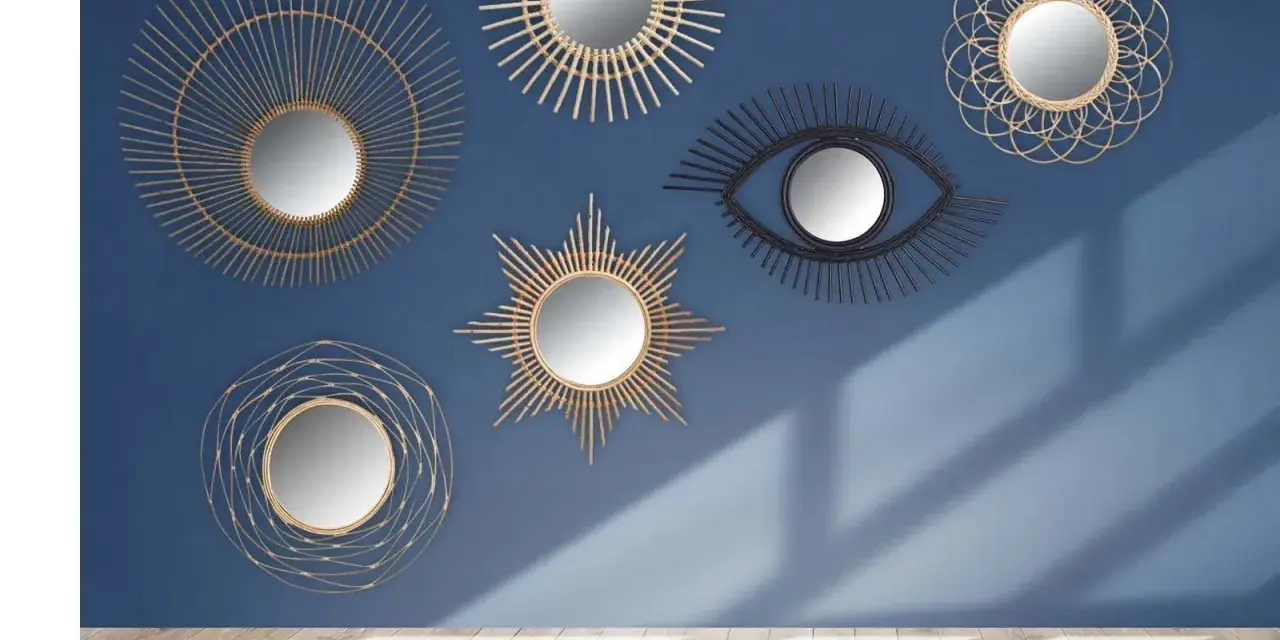 Collection de miroirs décoratifs, dont un œil stylisé, dans un esprit **metal art déco**, sur fond bleu.