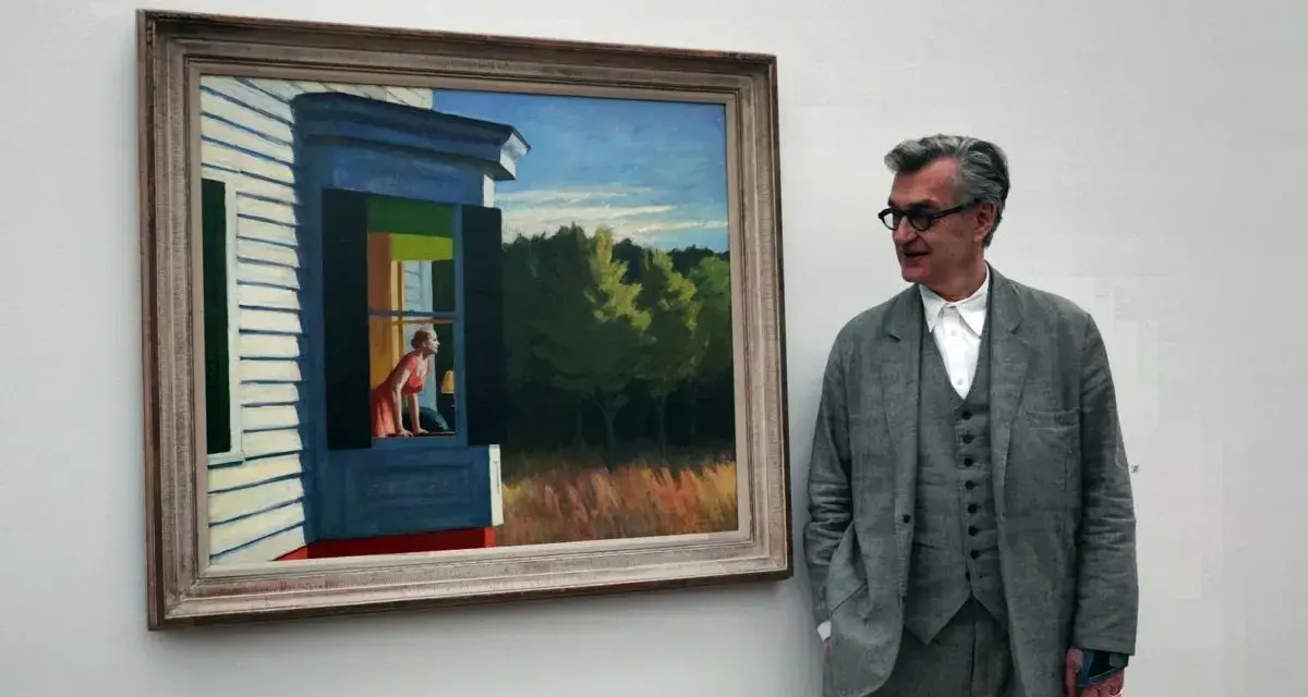 Un homme regarde une peinture d'Edward Hopper, "Gas", représentant une femme à une fenêtre.