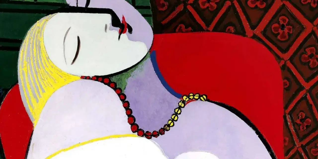 Une femme endormie, peinte dans le style de la période artistique de Pablo Picasso, repose sur un fauteuil rouge, parée de colliers.