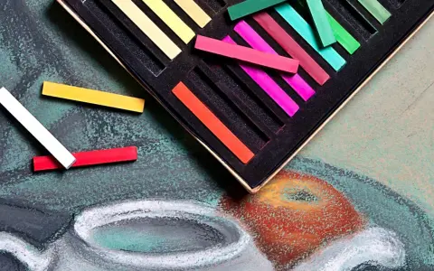 Un assortiment de pastels gras aux couleurs vives, prêts à donner vie à un dessin.