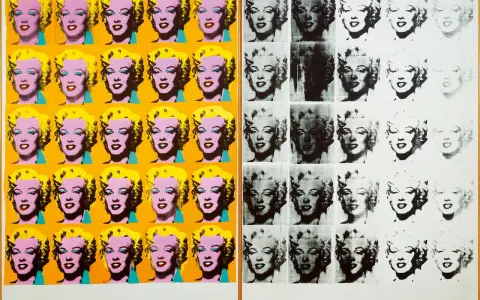 Marilyn Monroe en série, dans la technique d'Andy Warhol. Les portraits colorés contrastent avec les versions en noir et blanc, certaines estompées.