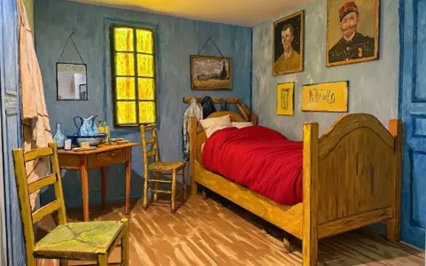 La chambre de Van Gogh, recréée d'après ses célèbres tableaux. Un lit rouge vif, des chaises jaunes et des œuvres d'art aux murs.