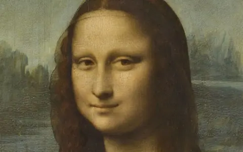 Le regard énigmatique de la Joconde, peint par Léonard de Vinci, se détache sur un paysage brumeux.