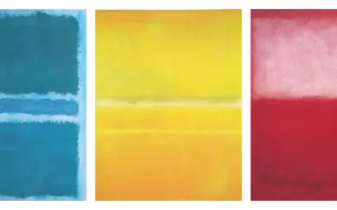 Trois toiles du peintre Rothko : bleu profond avec des bandes claires, jaune lumineux, et rouge intense avec une zone blanche diffuse.
