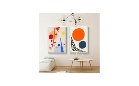 Deux tableaux abstraits, l'un avec un grand cercle orange et un bleu, l'autre avec des formes géométriques rouges et bleues.