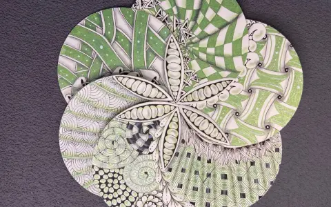 Fleur de zentangle aux motifs complexes, évoquant l'origine de cette technique artistique.