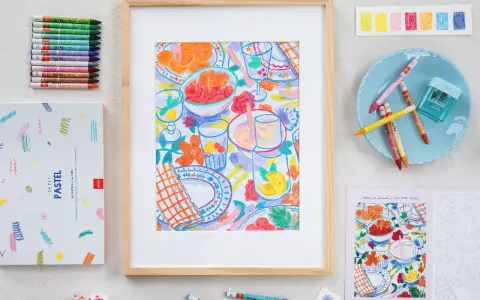 Un dessin pastel facile à faire d'une table de pique-nique colorée, entouré de pastels, d'une boîte et d'un livre de coloriage.