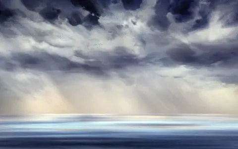 Peindre un ciel d'orage à l'acrylique. Nuages sombres et lumineux, rayons de soleil perçant, sur une mer calme aux reflets bleus et blancs.