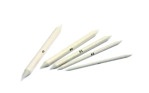 Ensemble d'estompeurs de dessin fait maison, de tailles variées, numérotés de #2 à #5, prêts à estomper les traits de crayon.