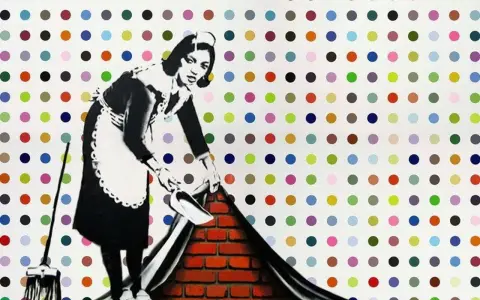 Une femme de ménage, dans le style technique Banksy, soulève un tapis à pois colorés pour révéler un mur de briques.