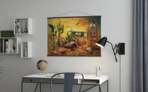 Tableau Route 66 : une scène désertique avec une vieille voiture rouillée, une pompe à essence vintage et un crâne de bœuf. L'aigle veille sur ce paysage emblématique.