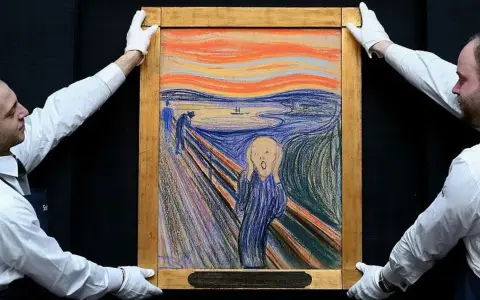 Deux hommes en gants blancs présentent le célèbre tableau "Le Cri" de Munch, avec son ciel orangé et sa figure angoissée.