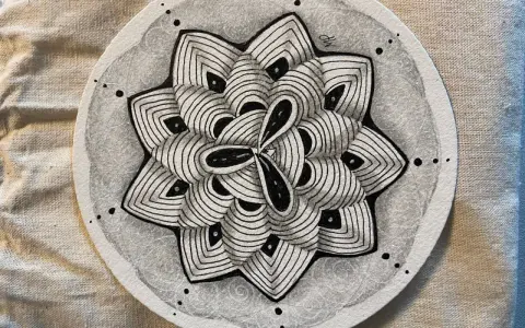 Un mandala zen tangle complexe, en noir et blanc, avec des motifs concentriques et des points, évoquant la sérénité.