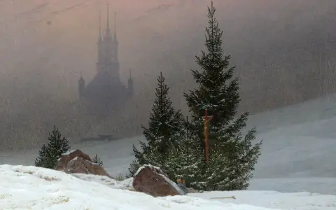 Une célèbre peinture hivernale : un paysage brumeux avec une église gothique au loin, des sapins enneigés et une croix.