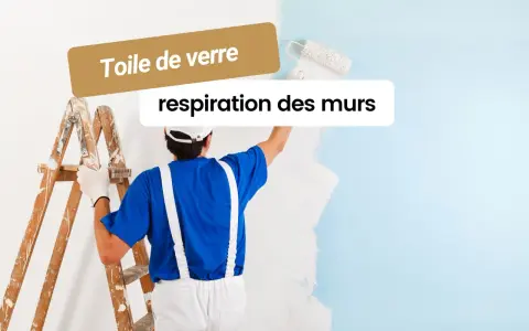 Peinture acrylique : un peintre applique une toile de verre pour la respiration des murs.