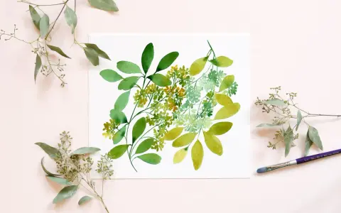 Un dessin à l'aquarelle de feuilles d'eucalyptus vertes et jaunes sur du papier blanc, entouré de vraies branches d'eucalyptus.
