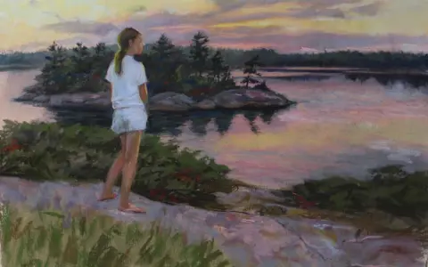 Myriam Robin, une jeune fille en tenue d'été, contemple un lac paisible au coucher du soleil.
