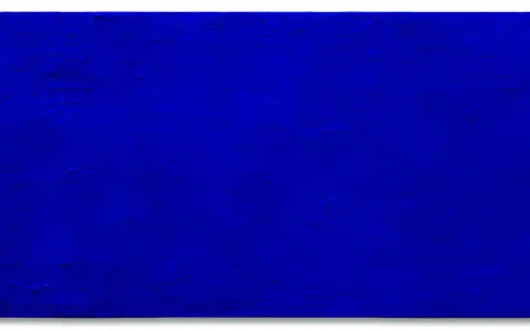 Une toile d'Yves Klein, le célèbre peintre, d'un bleu intense et profond, capturant l'infini.