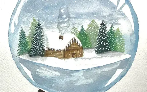 Une boule de noël aquarelle dépeint une scène hivernale avec une cabane en bois enneigée, des sapins et de la fumée s'échappant de la cheminée.