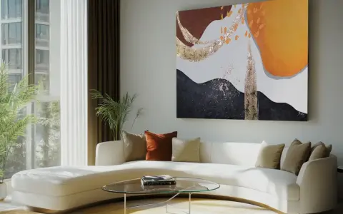 Salon moderne avec un canapé blanc incurvé, une table basse en verre et une œuvre abstraite aux couleurs vives, signée d'un artiste célèbre.