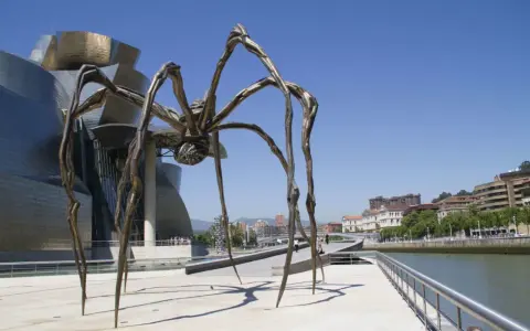 Une araignée monumentale, une des œuvres d'art de Louise Bourgeois, se dresse devant le musée Guggenheim de Bilbao.