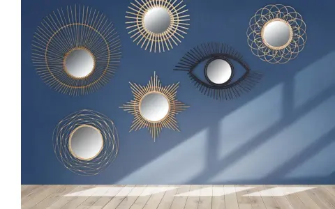 Collection de miroirs décoratifs, dont un œil stylisé, dans un esprit **metal art déco**, sur fond bleu.