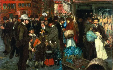 Scène de rue animée, peut-être une procession, peinte par un peintre américain du 20ème siècle. Des foules, des bâtiments et des détails colorés.