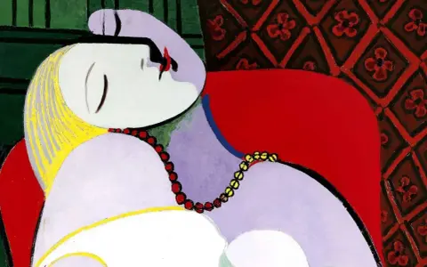 Une femme endormie, peinte dans le style de la période artistique de Pablo Picasso, repose sur un fauteuil rouge, parée de colliers.