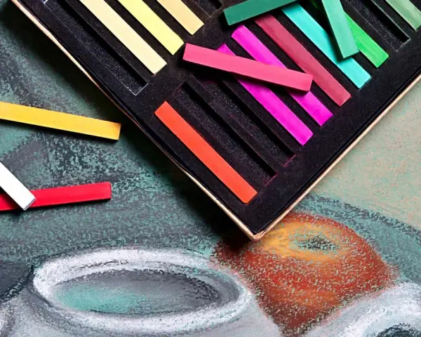 Un assortiment de pastels gras aux couleurs vives, prêts à donner vie à un dessin.