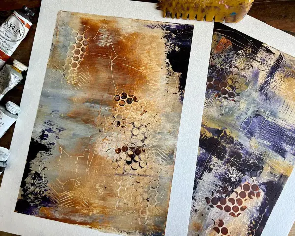 Tableau peinture sur fond noir, textures abstraites, tons terreux et violets, avec des motifs en nid d'abeille.
