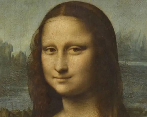 Le regard énigmatique de la Joconde, peint par Léonard de Vinci, se détache sur un paysage brumeux.