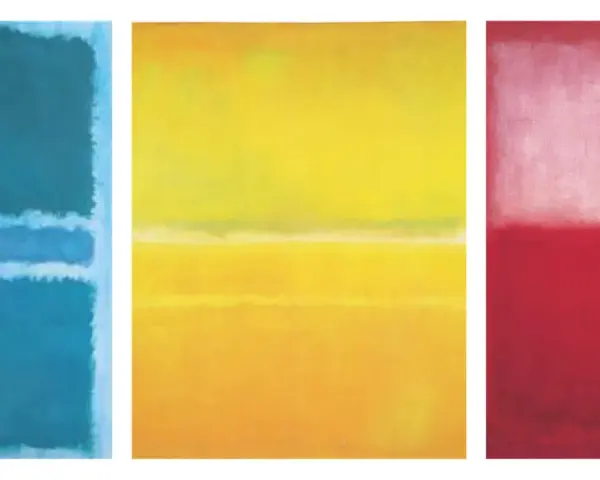 Trois toiles du peintre Rothko : bleu profond avec des bandes claires, jaune lumineux, et rouge intense avec une zone blanche diffuse.