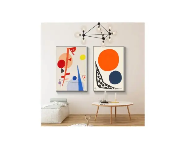Deux tableaux abstraits, l'un avec un grand cercle orange et un bleu, l'autre avec des formes géométriques rouges et bleues.