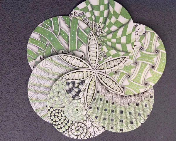 Fleur de zentangle aux motifs complexes, évoquant l'origine de cette technique artistique.
