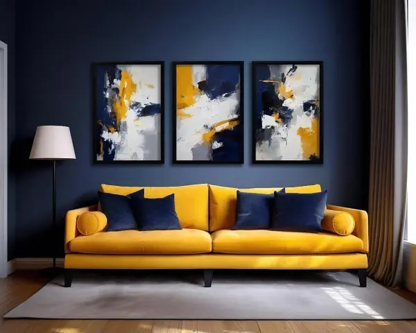 Un salon moderne avec un canapé jaune vif, des coussins bleus et trois tableaux abstraits aux teintes bleu et jaune.