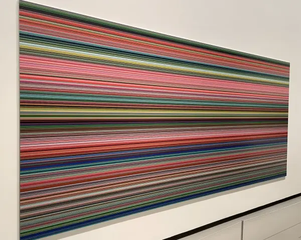 Œuvres d'art de Gerhard Richter : une peinture abstraite aux fines lignes horizontales multicolores, évoquant un paysage numérique ou une partition visuelle.