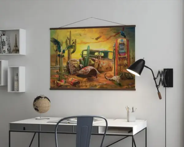 Tableau Route 66 : une scène désertique avec une vieille voiture rouillée, une pompe à essence vintage et un crâne de bœuf. L'aigle veille sur ce paysage emblématique.