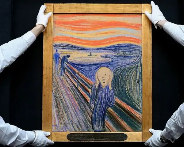 Deux hommes en gants blancs présentent le célèbre tableau "Le Cri" de Munch, avec son ciel orangé et sa figure angoissée.