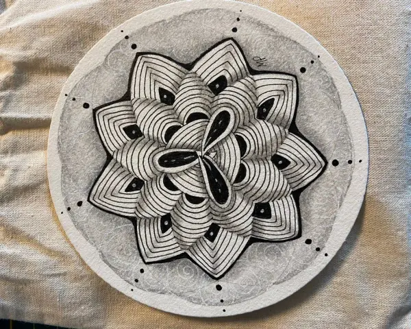 Un mandala zen tangle complexe, en noir et blanc, avec des motifs concentriques et des points, évoquant la sérénité.