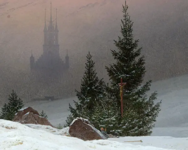 Une célèbre peinture hivernale : un paysage brumeux avec une église gothique au loin, des sapins enneigés et une croix.