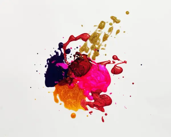 Projection peinture : éclaboussures de vernis à ongles aux couleurs vives et métalliques, créant une œuvre abstraite et dynamique.