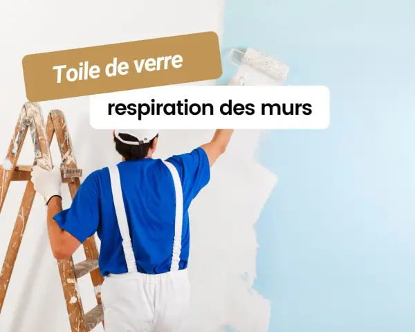 Peinture acrylique : un peintre applique une toile de verre pour la respiration des murs.