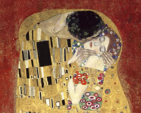 Le baiser de Klimt : un couple enlacé dans une étreinte dorée, sur fond rouge. L'homme enlace la femme, qui ferme les yeux, le visage baigné de lumière.