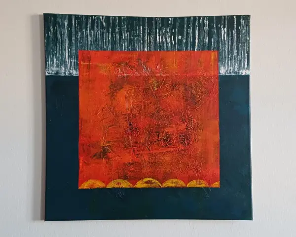 Tableau abstrait rouge, orange, jaune, évoquant une explosion de couleurs chaudes sur fond sombre.