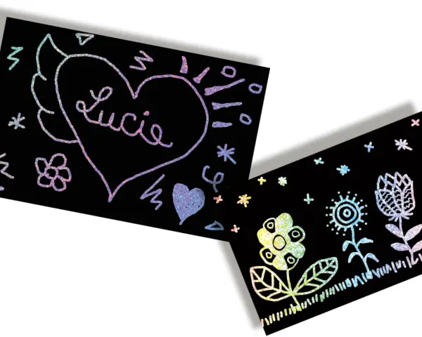 Un cœur ailé avec le nom "Lucie" et des fleurs colorées sur fond noir. Un **modèle dessin à gratter facile** pour s'amuser.