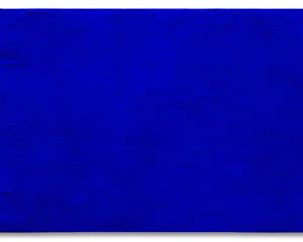 Une toile d'Yves Klein, le célèbre peintre, d'un bleu intense et profond, capturant l'infini.