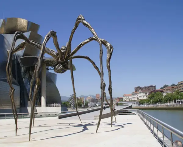 Une araignée monumentale, une des œuvres d'art de Louise Bourgeois, se dresse devant le musée Guggenheim de Bilbao.